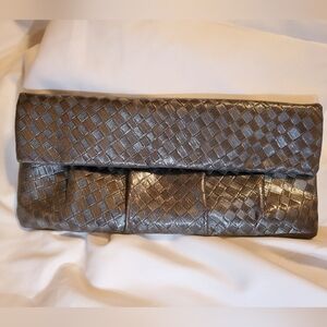 Chic Dark Silver Clutch – Sleek, Flexible, Effortlessly Stylish